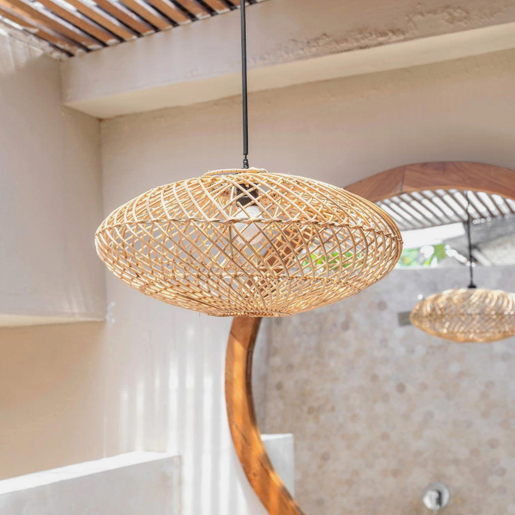 Rattan-Lampenschirm-Boho-Anhänger Licht-natürliche Deckenlampe-Scheibe-förmige Lampe-flaches handgewebte Deckenleuchte (Ø 40 cm) Arana