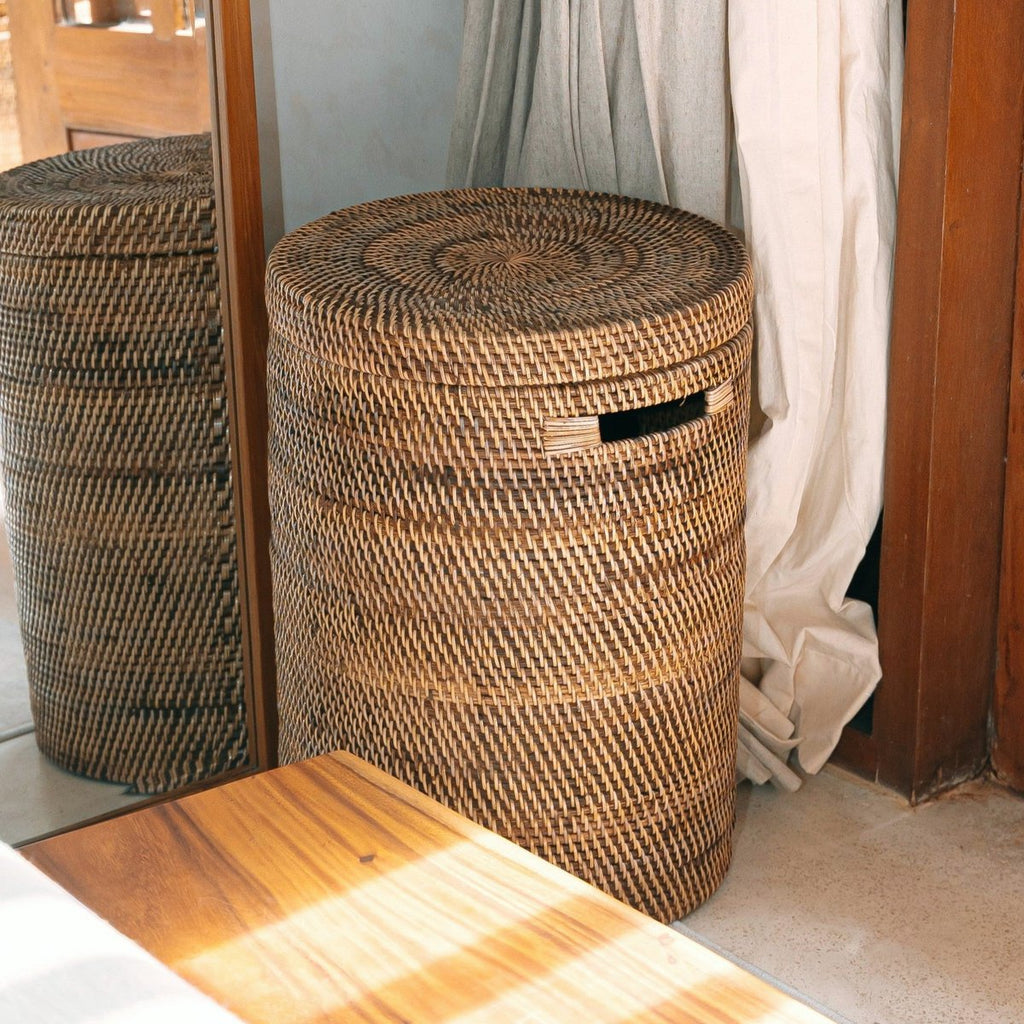 Großer Wäschekorb mit Deckel - gewebter runder Korb - brauner Boho -Aufbewahrungskorb - Dekorativer Rattankorb (2 Größen Ø 36/40 cm) Sari (braun)