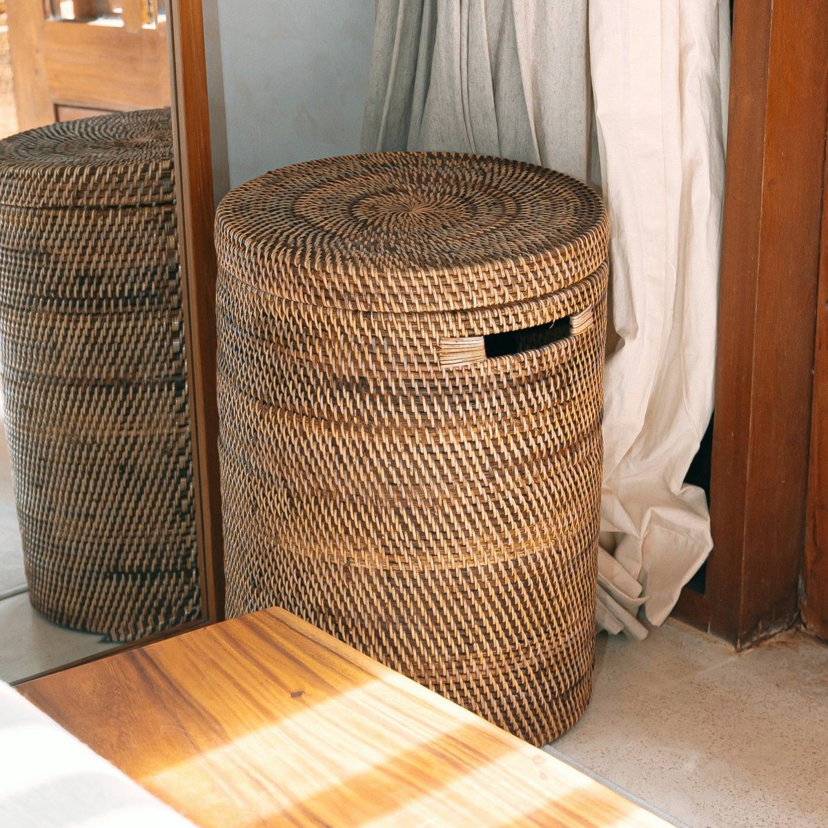 Großer Wäschekorb mit Deckel - gewebter runder Korb - brauner Boho -Aufbewahrungskorb - Dekorativer Rattankorb (2 Größen Ø 36/40 cm) Sari (braun)