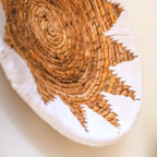 Runder Boho-Wandkorb – gewebte Wanddekoration – dekorative Schale – gewebter Wandteller mit gesticktem Sternmuster ADARI (2 Größen, Ø30/40 cm)