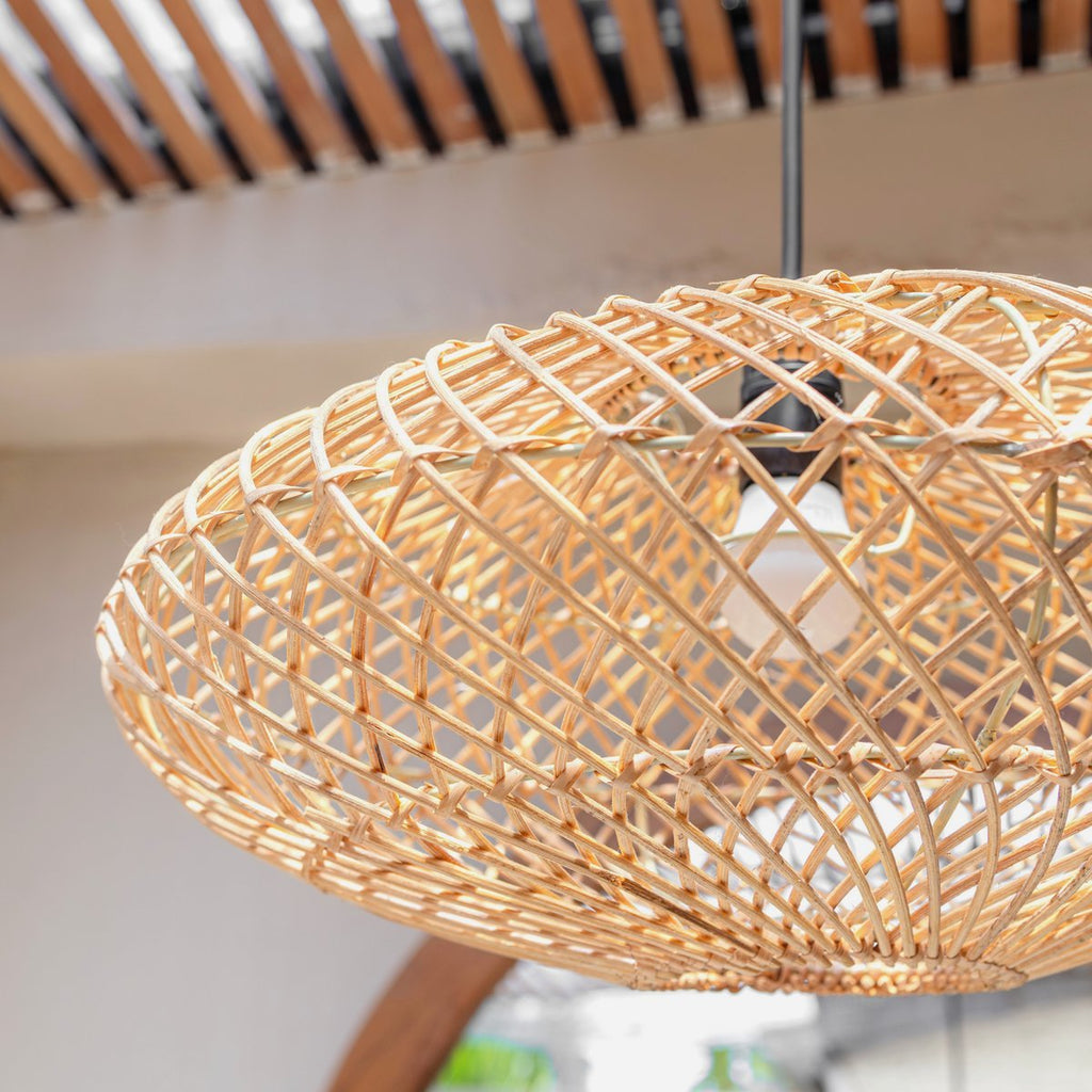 Rattan-Lampenschirm-Boho-Anhänger Licht-natürliche Deckenlampe-Scheibe-förmige Lampe-flaches handgewebte Deckenleuchte (Ø 40 cm) Arana