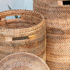 Großer Wäschekorb mit Deckel - gewebter runder Korb - brauner Boho -Aufbewahrungskorb - Dekorativer Rattankorb (2 Größen Ø 36/40 cm) Sari (braun)