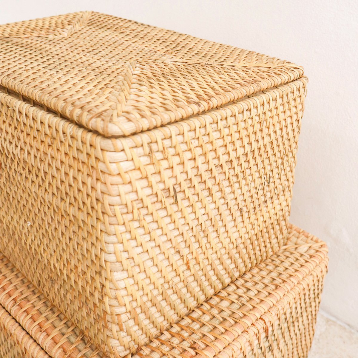 Aufbewahrungskorb mit Deckel – Regalkorb aus beigem Rattan – handgeflochtener Dekokorb GRAHA (2 Größen)