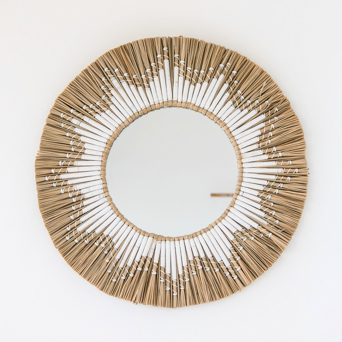 Runder Wandspiegel aus Seegras – Boho-Hängespiegel – Wandspiegel mit Fransen und Muster aus weißer Baumwolle (Ø 60 cm) RANDU