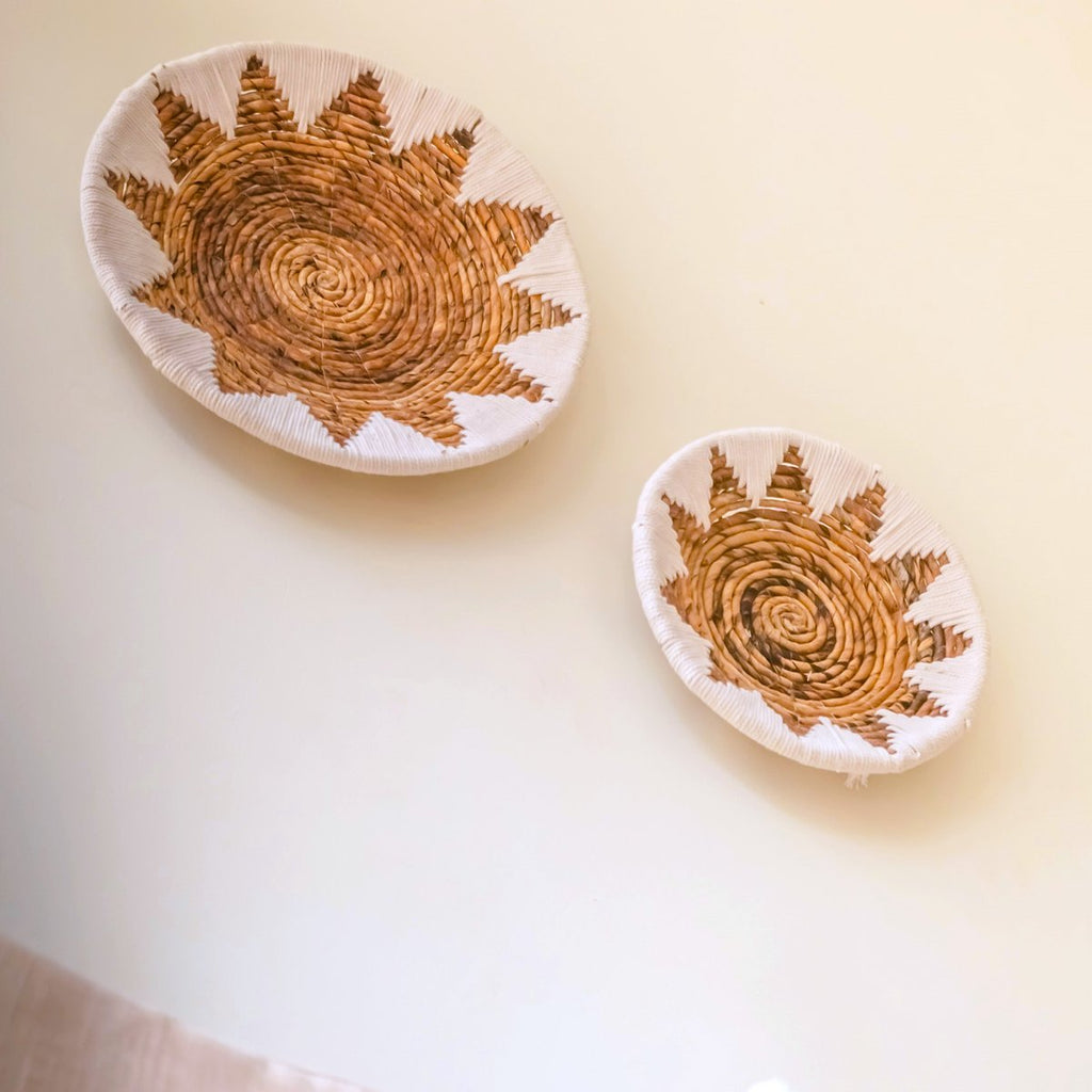 Runder Boho-Wandkorb – gewebte Wanddekoration – dekorative Schale – gewebter Wandteller mit gesticktem Sternmuster ADARI (2 Größen, Ø30/40 cm)